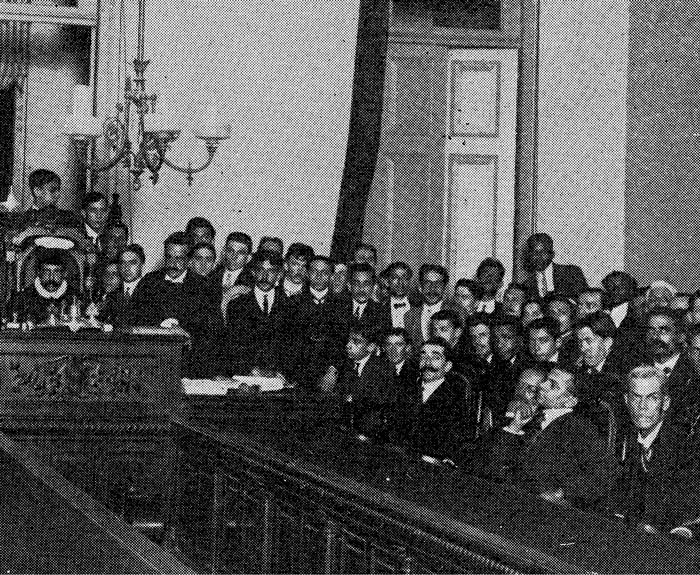 No canto inferior direito da foto, Lima Barreto, com a mão no queixo, participa do júri da chamada Primavera de Sangue, em 1910